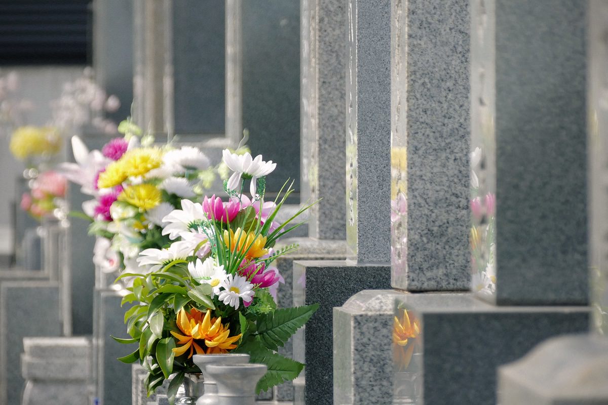 お墓にお供えされたお花